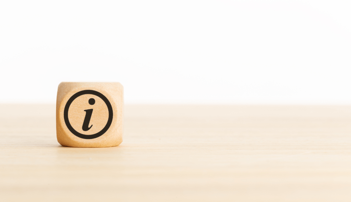 igralnka kocka z znakom za informacije