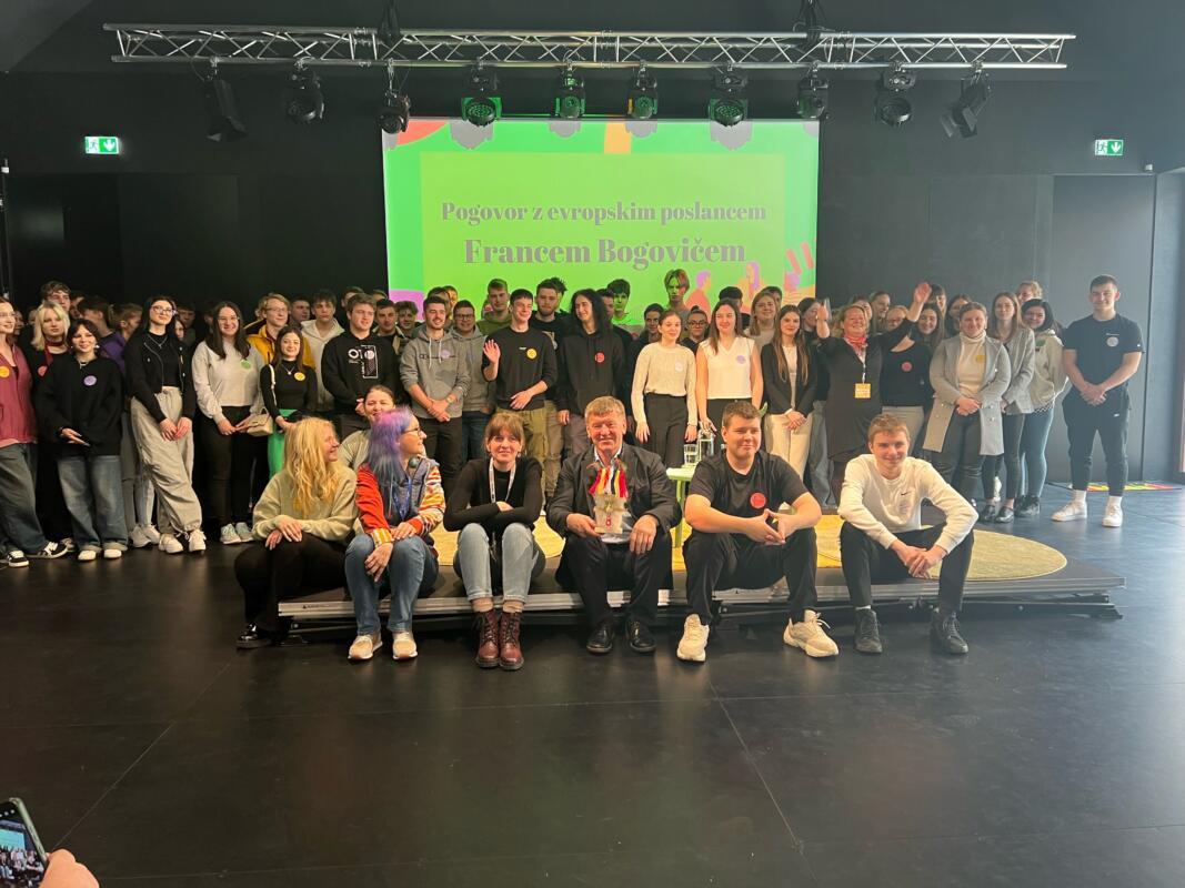 Srečanje mladih z evropskim poslancem Francem Bogovičem na Ptuju.